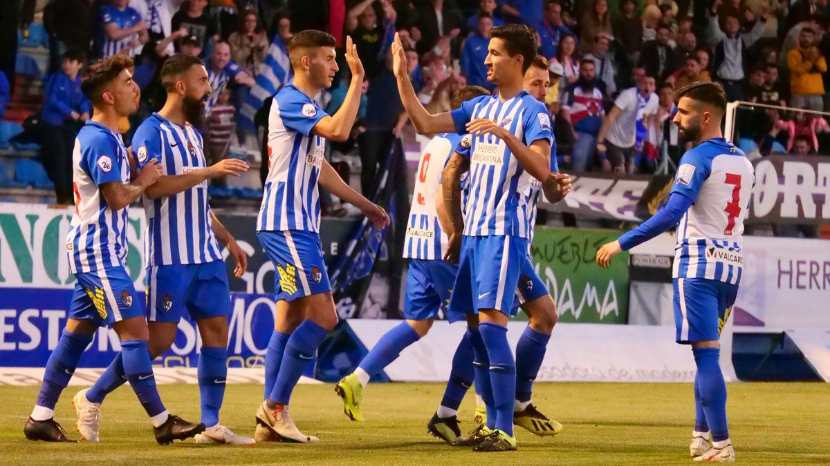 Los jugadores de la Deportiva celebran un gol en El Toralín. | FRANCISCO L. POZO