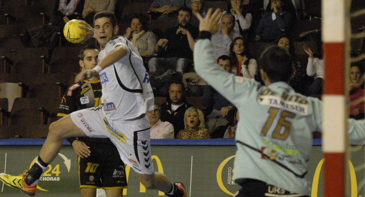 Richi celebra con Carrillo un gol en el Palacio. | DANIEL MARTIN