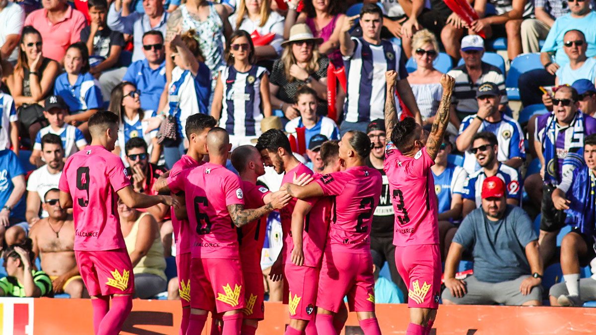 Los jugadores de la Deportiva celebran uno de los goles de Isi. | LOF