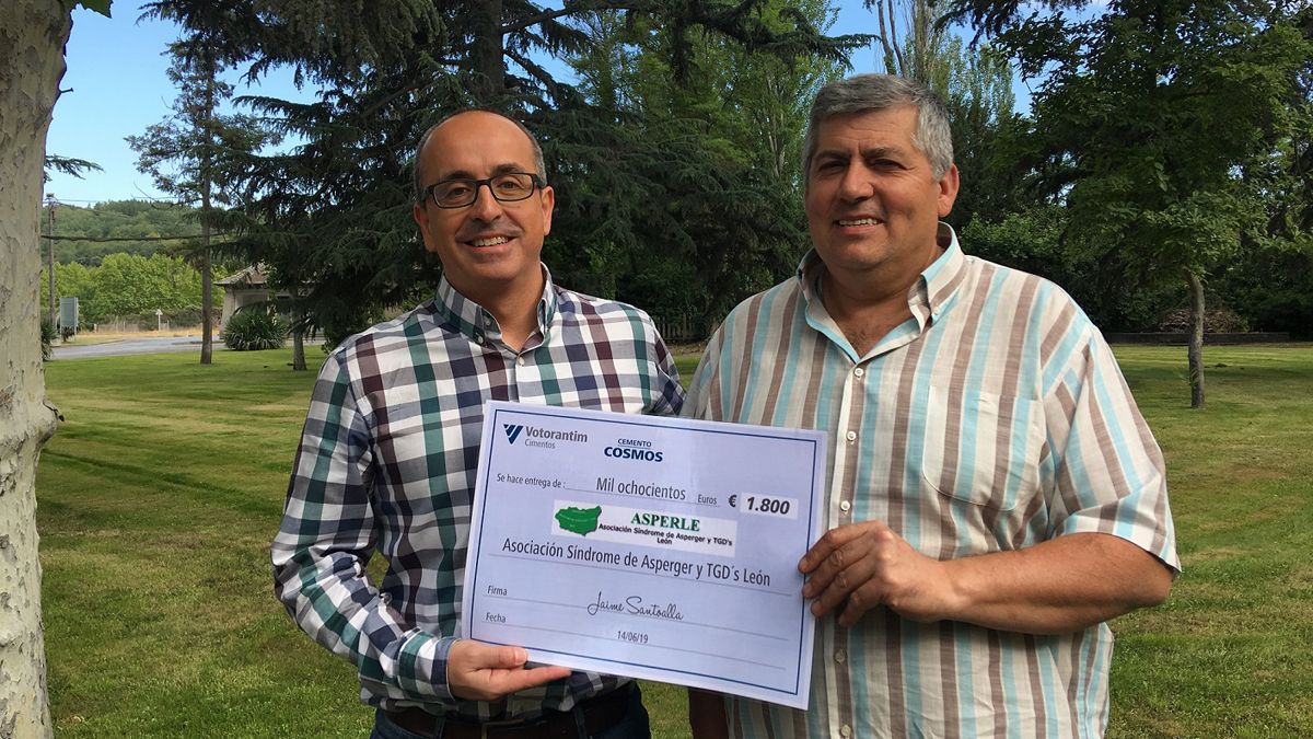 Entrega de la colaboración por parte del director de la cementera a la agrupación.