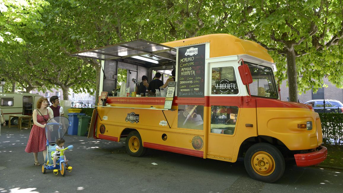 Este lunes, el cielo de León no da tregua de momento para abrir las food-trucks aparcadas en San Francisco. | MAURICIO PEÑA