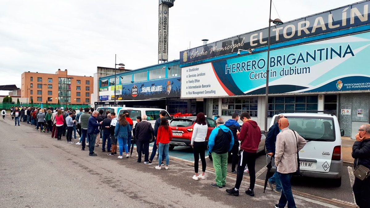 Colas para conseguir una entrada para el partido ante el Hércules. | SD PONFERRADINA