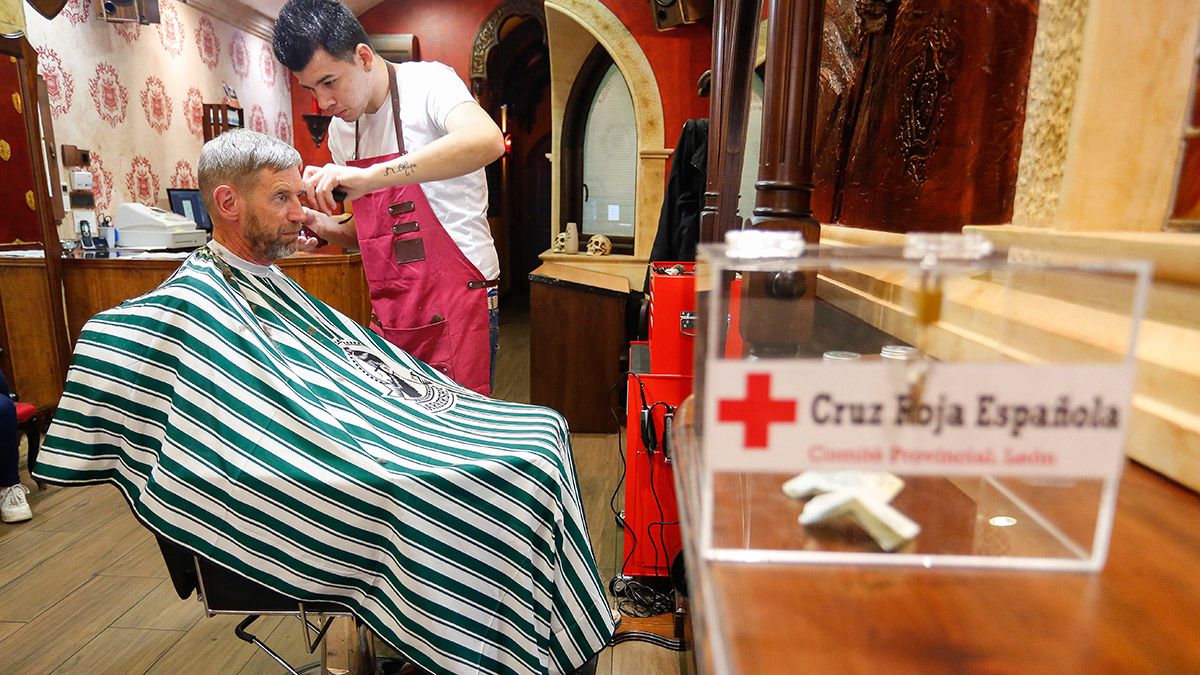 Jornada de cortes de pelo y barba solidarios a favor de Cruz Roja en León a cargo de Tattoo Garci Barber Shop. | ICAL