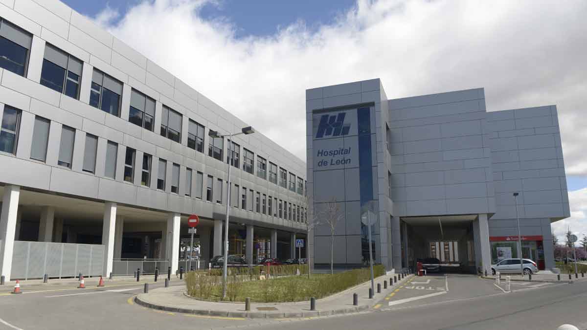 El Hospital de León tiene todavía una alta ocupación por lo que no reducirá camas por ahora. | MAURICIO PEÑA