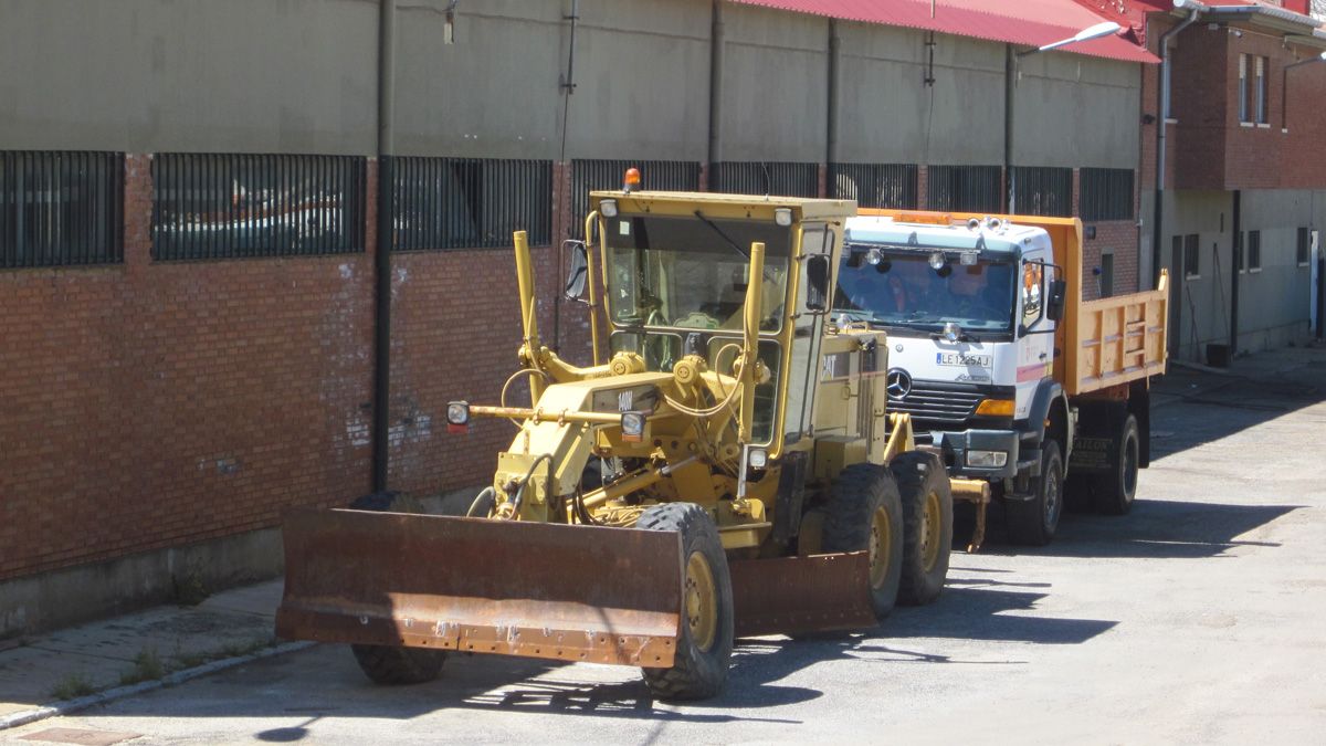 La motoniveladora se compró para realizar trabajos en el Bierzo, aunque está aparcada en el Parque Móvil de León.