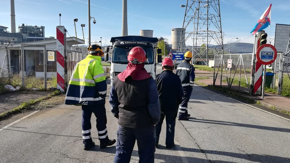 Los trabajadores en el campamento en el que llevan 103 días. | PLATAFORMA