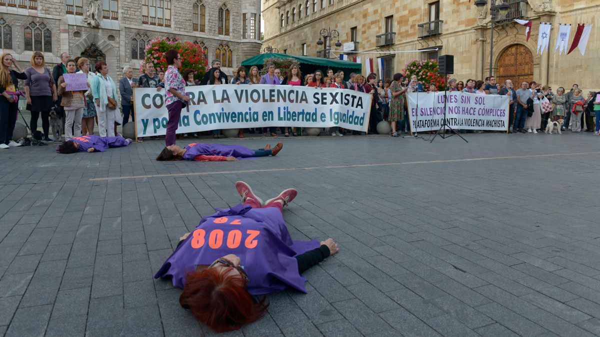 Una concentración en la capital leonesa en señal de repulsa a las violencias domésticas. | MAURICIO PEÑA