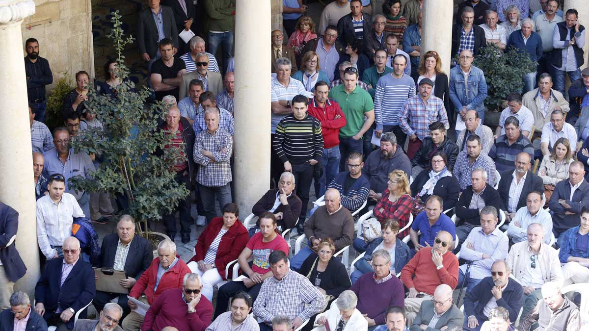 Presentación de un plan de juntas vecinales de la Diputación en un imagen de archivo. | ICAL