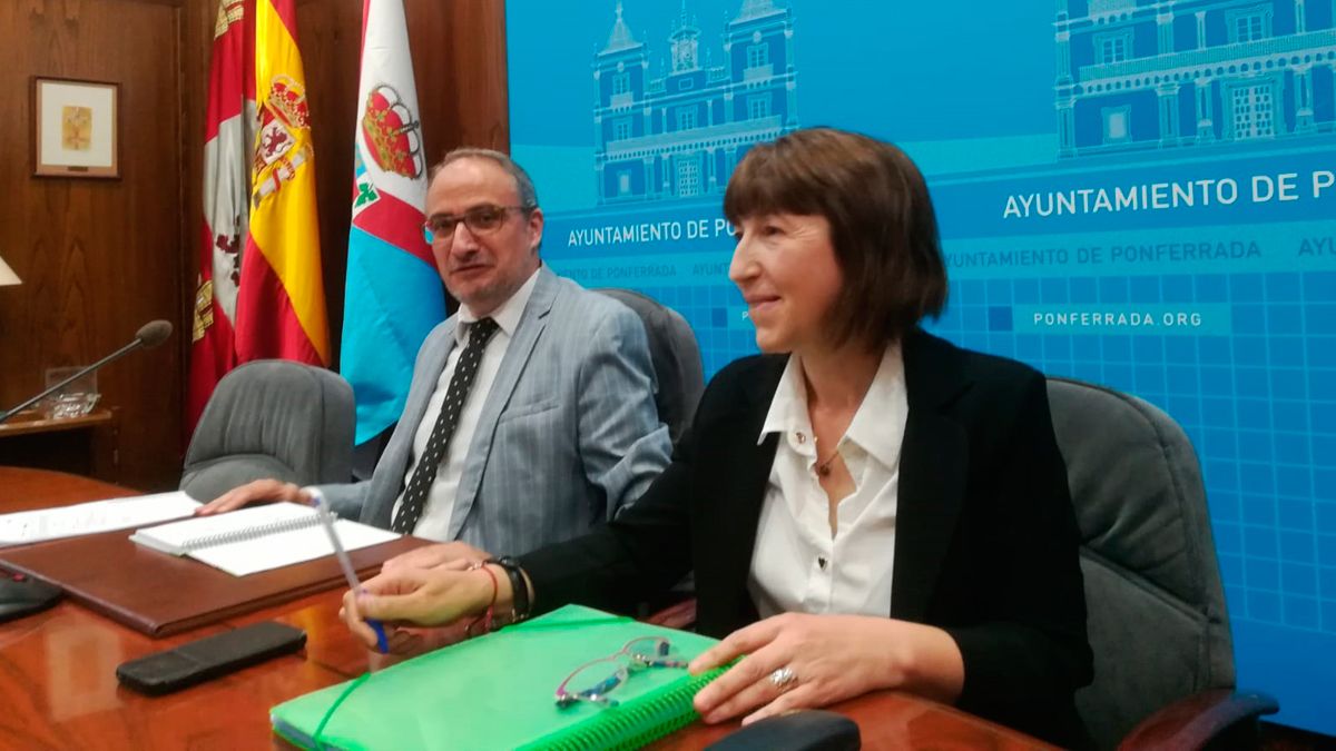 Olegario Ramón y Mabel Fernández (concejala de Hacienda) dando a conocer el documento. | MAR IGLESIAS
