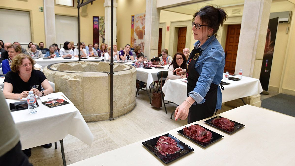 Cata de Cecina de León en una imagen de archivo. | SAÚL ARÉN