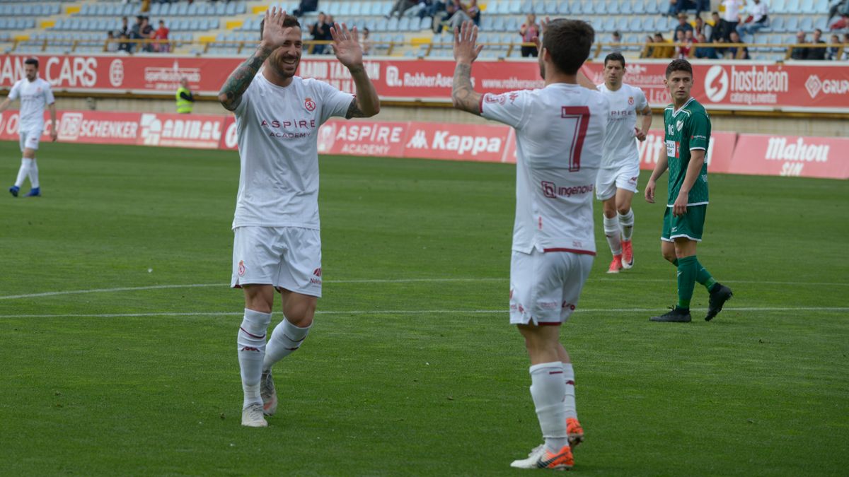 Dioni y Sergio Marcos celebran un gol en el Reino de León. | MAURICIO PEÑA
