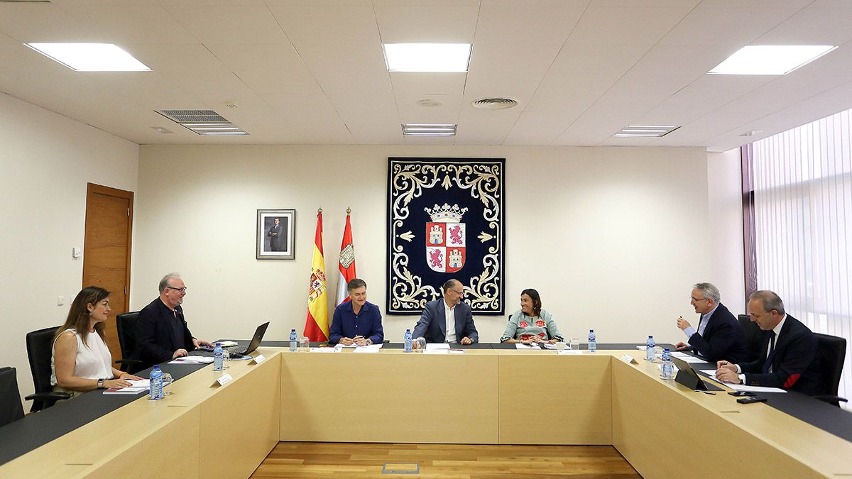 La Mesa de las Cortes de Castilla y León se reúne por primera vez en la X Legislatura bajo la presidencia de Luis Fuentes. | ICAL