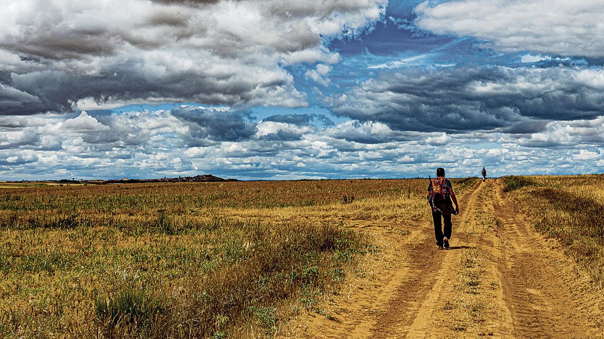 Recorriendo los caminos con Valderas a la vista. | VICENTE GARCÍA
