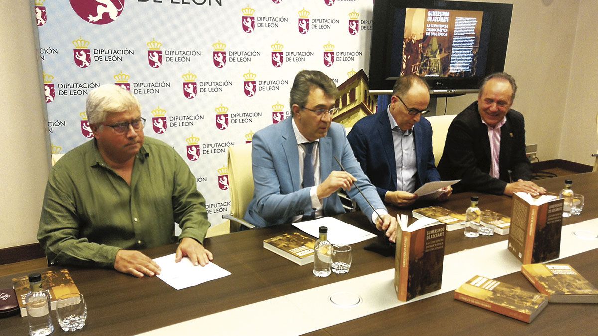 Francisco Carantoña, Juan Martínez Majo, Francisco Balado y Miguel Ángel Fernández durante la presentación del libro.