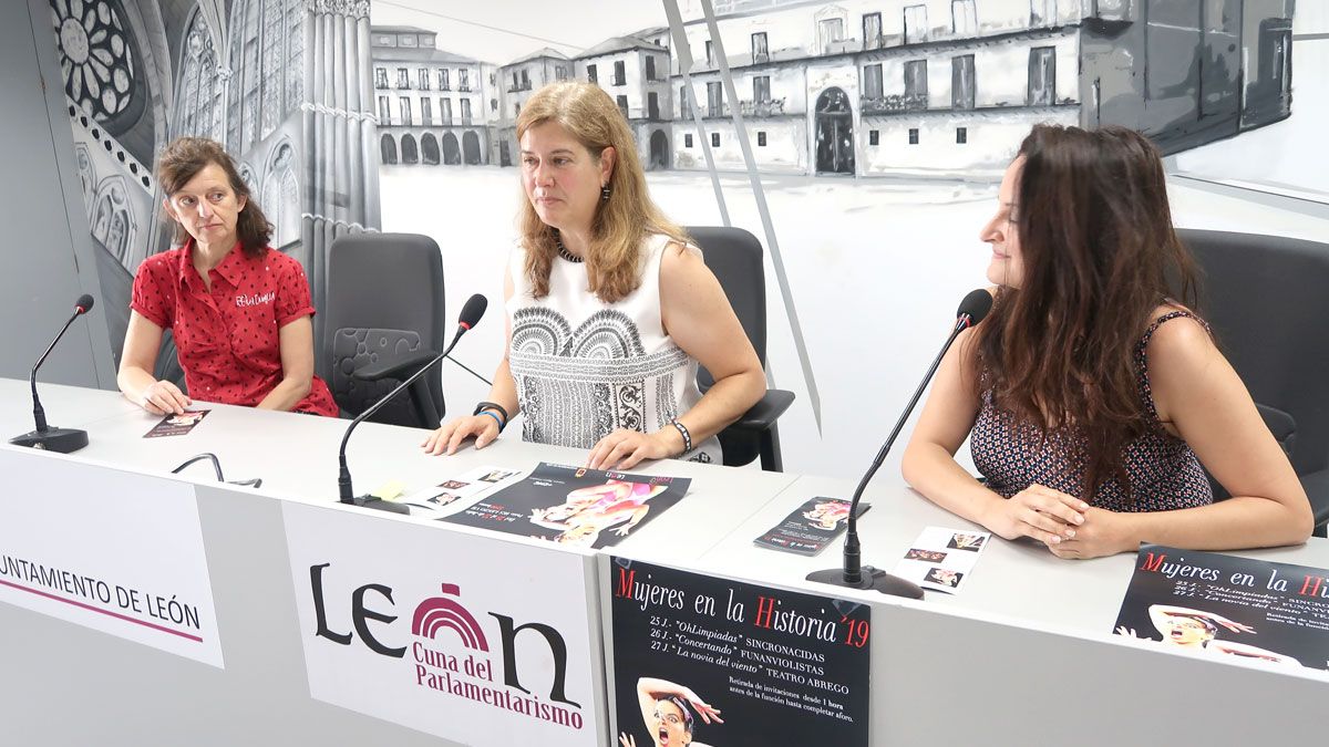 Margarita Torres con las dos representantes del colectivo de Mujeres Creadoras, Cristina Izquierdo e Isabel Álvarez. | CÉSAR