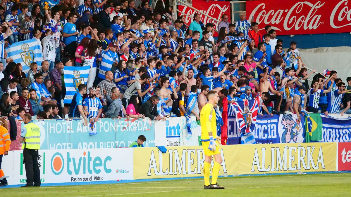 Los aficionados del Toralín animan a la Deportiva durante el partido ante el Cartagena. | FRANCISCO L. POZO
