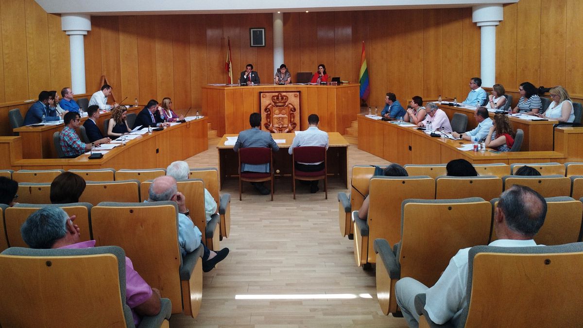 Pleno de organización celebrado ayer en el Ayuntamiento. | L.N.C.