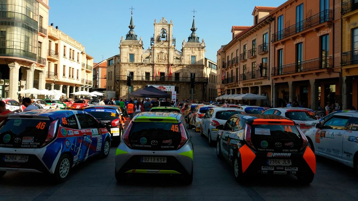 Los coches que participarán en el Rally, en la Plaza Mayor de Astorga.