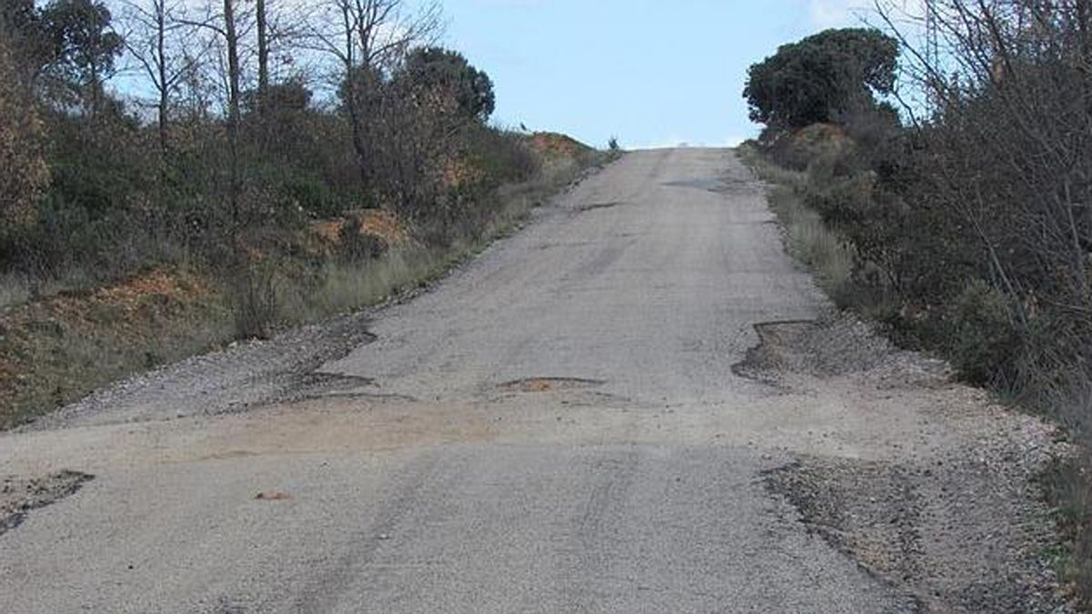 El contrato para el mantenimiento de carreteras de dos zonas leonesas es de 4 millones de euros en total.| ABC