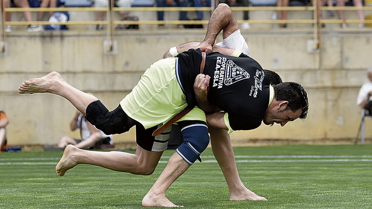 Santi El Míster regresó a la categoría de ligeros después de cuatro años ausente... Se metió en la final, pero Víctor Llamazares sigue estando intratable.|: SAÚL ARÉN