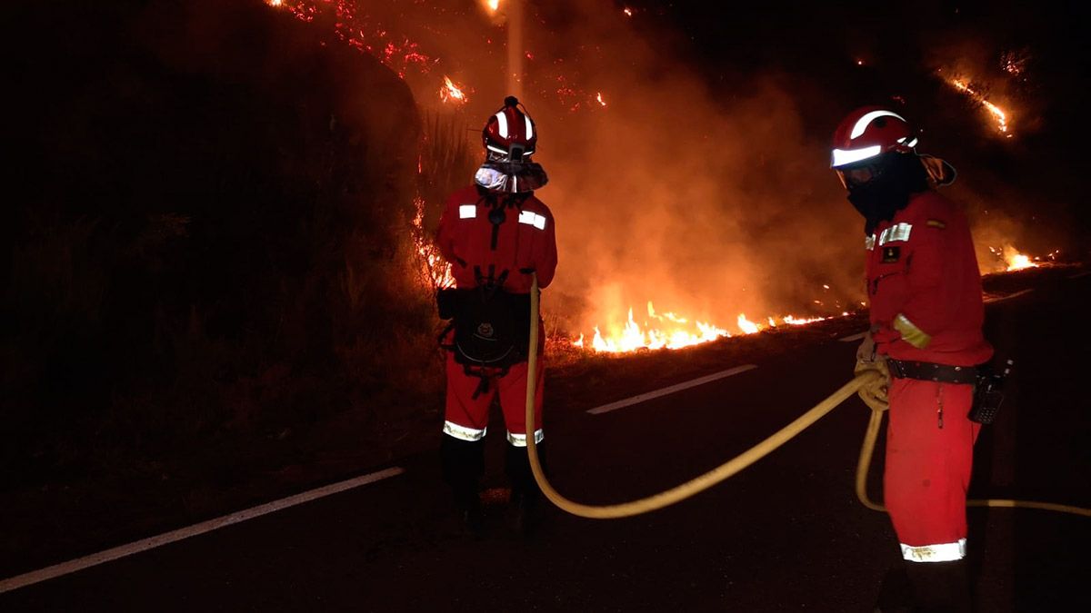 Efectivos de la UME trabajando en la extinción de uno de los incendios de Ávila durante la madrugada de este domingo.