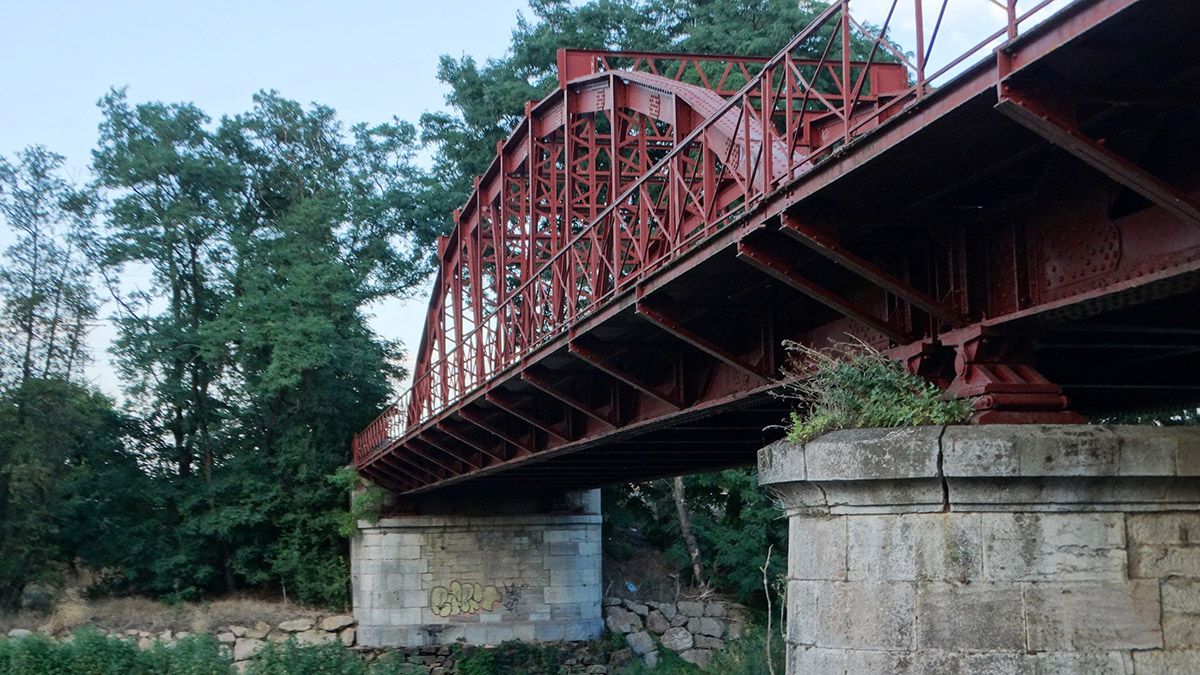 El puente de Victoria sobre el río Tuerto a su paso por La Bañeza fue inaugurado durante el reinado de Alfonso XIII. | LUIS SOLERA SELVI