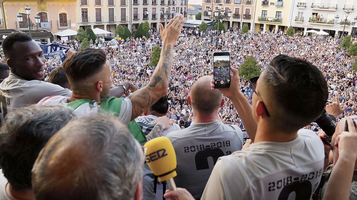 Los jugadores celebran el ascenso desde el balcón del Ayuntamiento. |FRANCISCO L. POZO