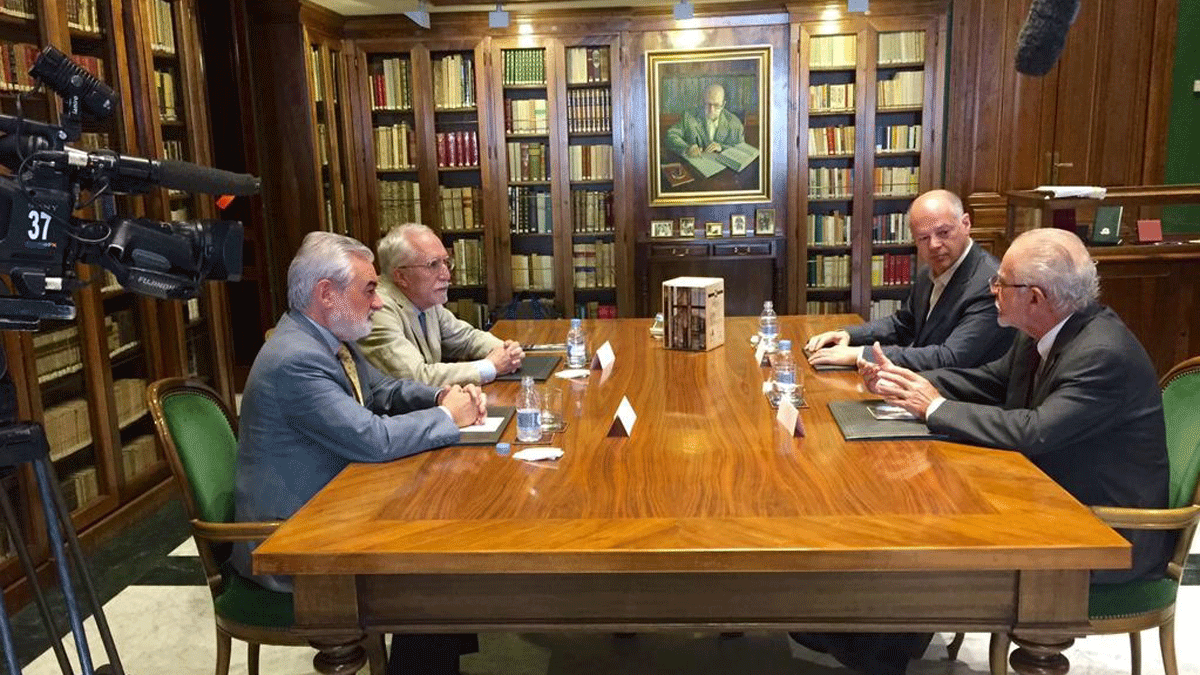 Darío Villanueva, Luis Mateo Díez, Valentín carrera y José María Merino, ayer en Madrid. | RAE