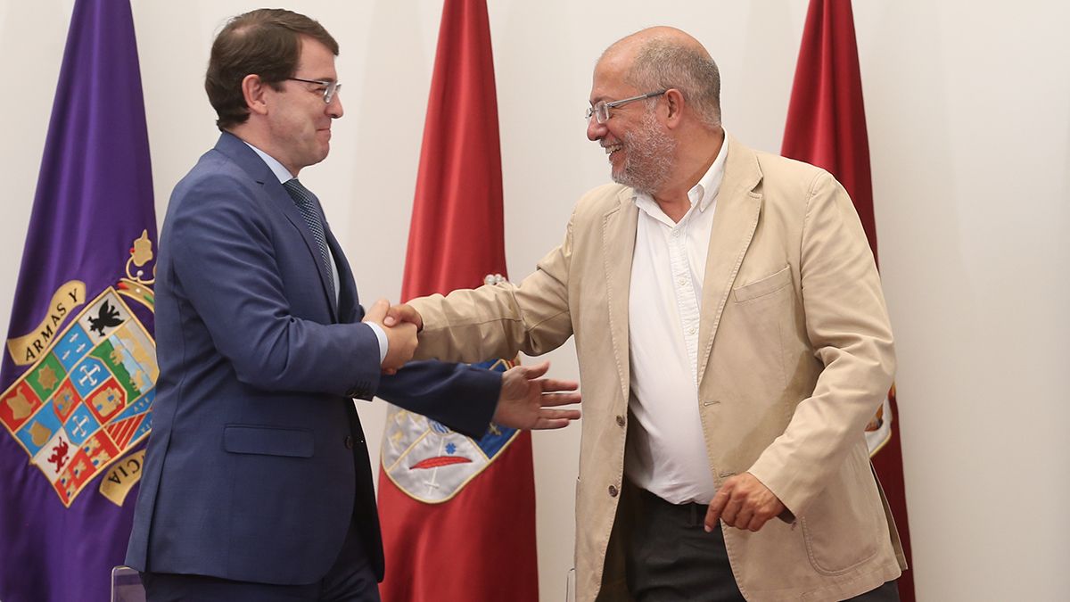 El presidente del PPCyL, Alfonso Fernández Mañueco, y el portavoz de Ciudadanos en las Cortes, Francisco Igea, firman el acuerdo para la gobernabilidad de Castilla y León. | ICAL