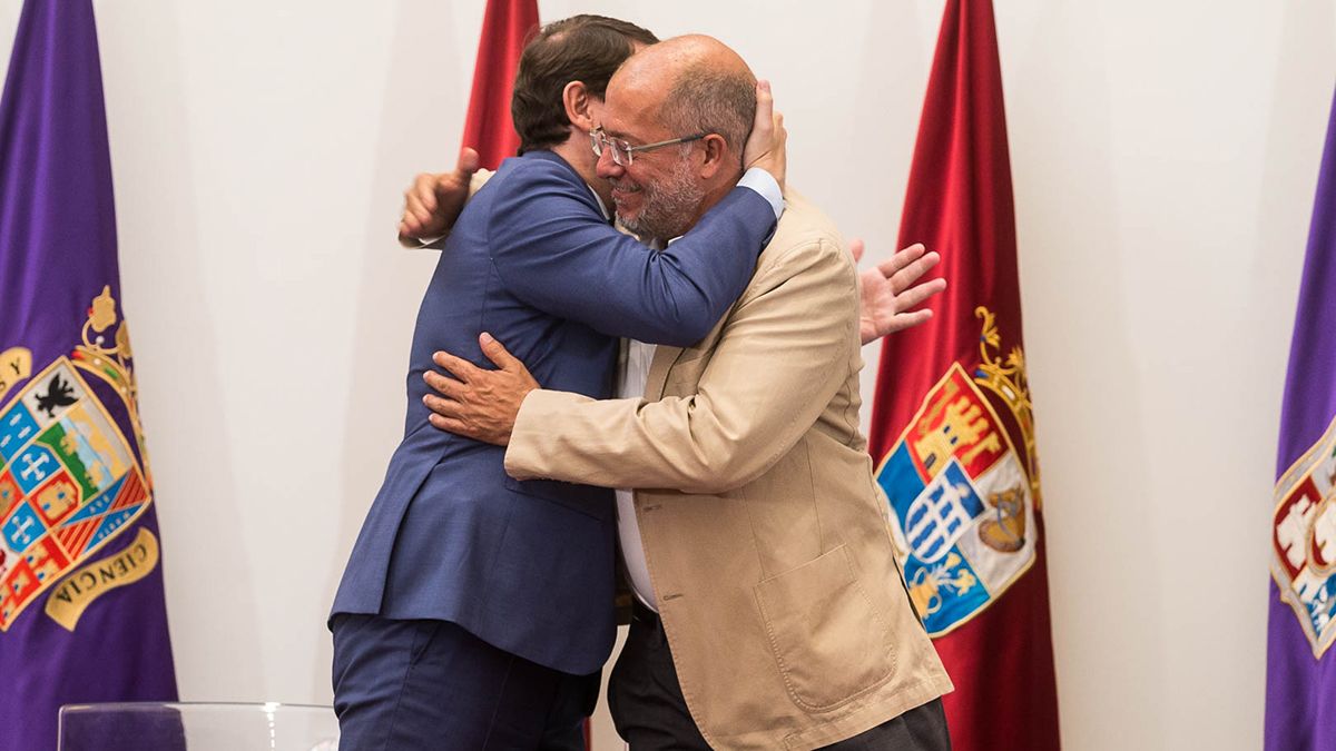 El presidente del PPCyL, Alfonso Fernández Mañueco, y el portavoz de Ciudadanos en las Cortes, Francisco Igea, firman el acuerdo para la gobernabilidad de Castilla y León. | ICAL