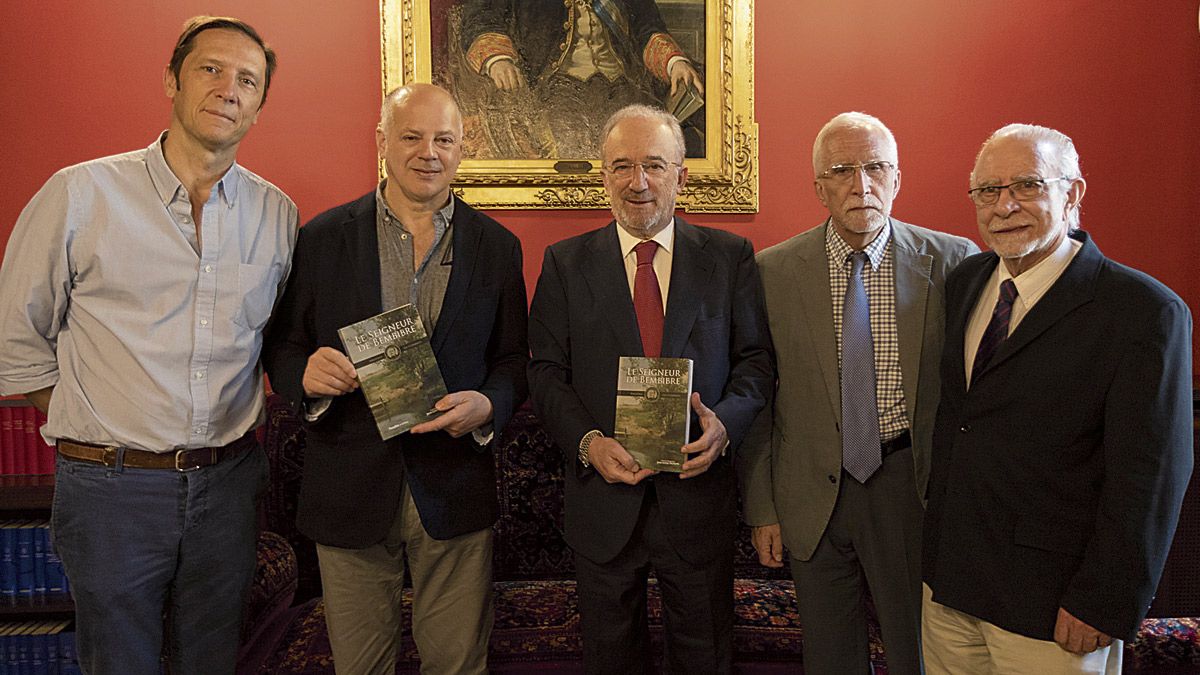 Jaime Gil-Robles y Valentín Carrera entregan 'Le Seigneur de Bembibre' al director de la RAE, Santiago Muñoz Machado, en compañía de Mateo Díez y Merino. | RAE