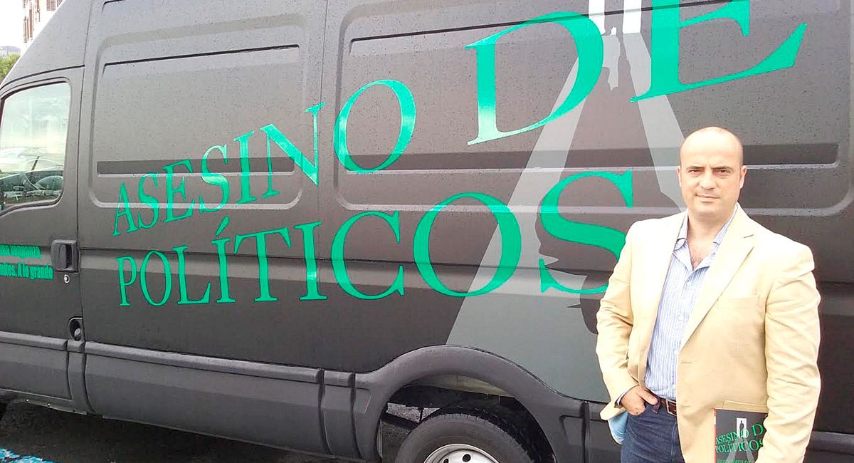 El escritor Fernando López del Oso junto a la furgoneta negra con la que recorre el país promocionando la novela ‘Asesino de políticos’.