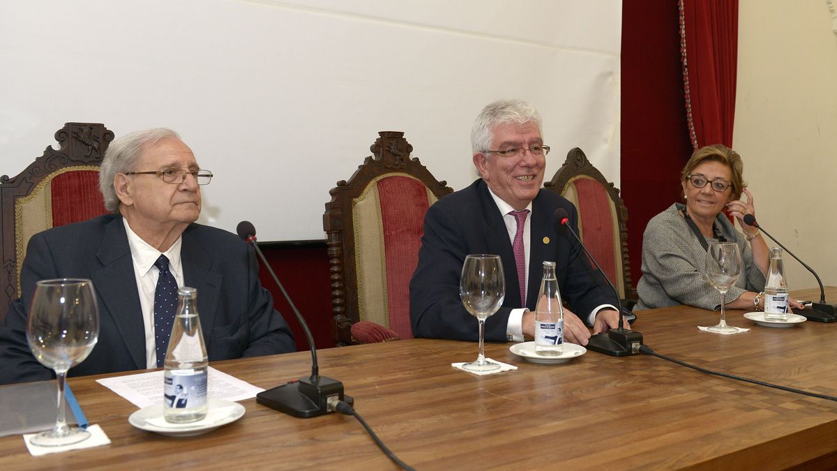 David Ordóñez, el rector de la ULE, José Ángel Hermida, y Ana María Cameán. | MAURICIO PEÑA David Ordóñez, el rector de la ULE, José Ángel Hermida, y Ana María Cameán. | MAURICIO PEÑA