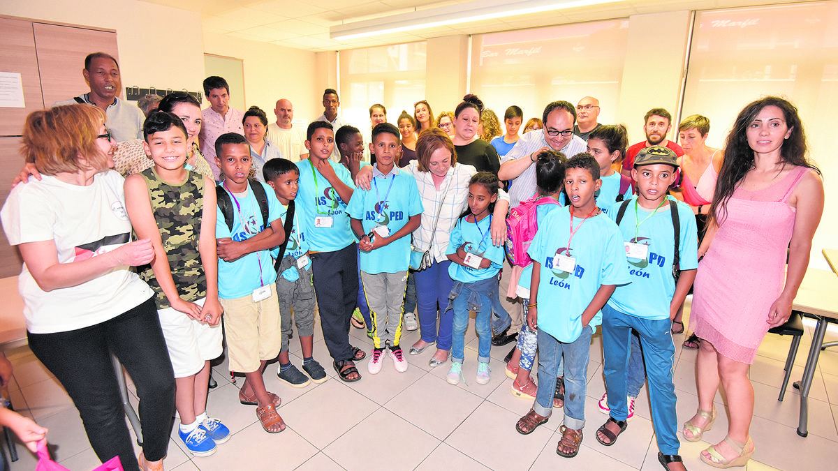 Los niños saharauis junto a sus familias de acogida y la concejala Aurora Baza | SAÚL ARÉN