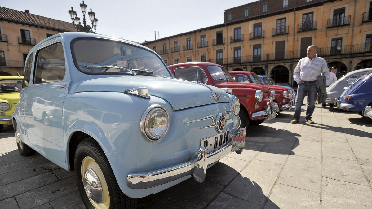 La exhibición de coches clásicos es uno de los atractivos. | DANIEL MARTÍN