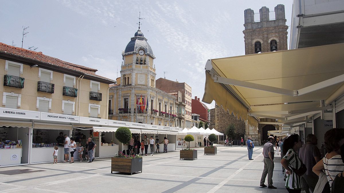 La Feria del Libro se encuentra instalada en la Plaza Mayor. | ABAJO