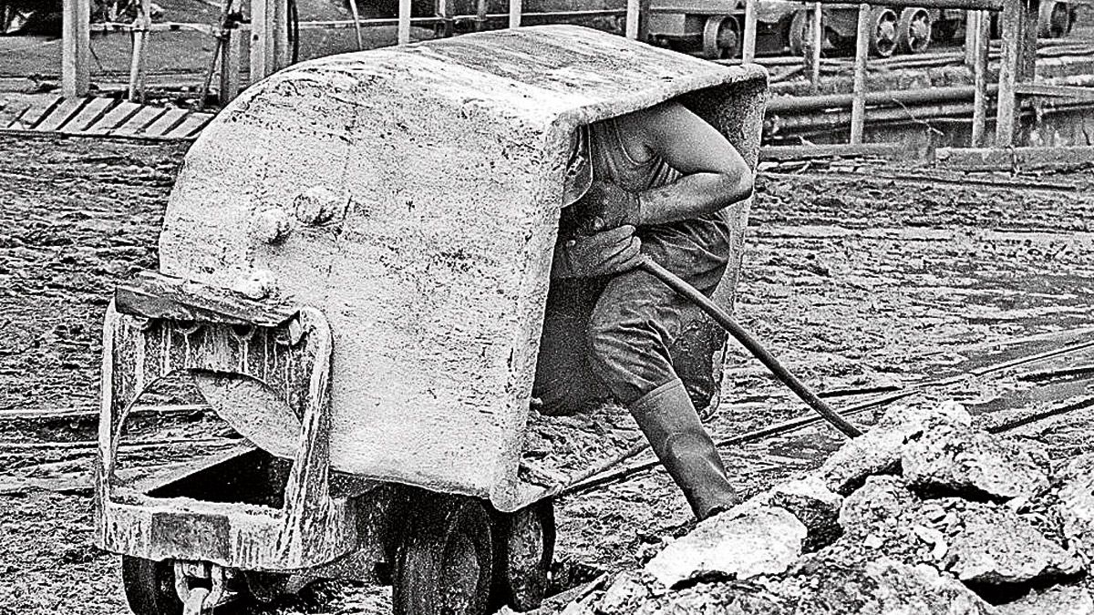 Un minero en plena faena desde un vagón en Minas de Figaredo, en el valle asturiano de Turón en el año 1993. | EDUARDO URDANGARAY