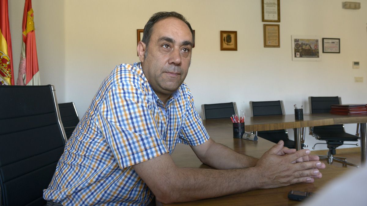 El alcalde de Villaturiel, Valentín Martínez (UPL). | MAURICIO PEÑA