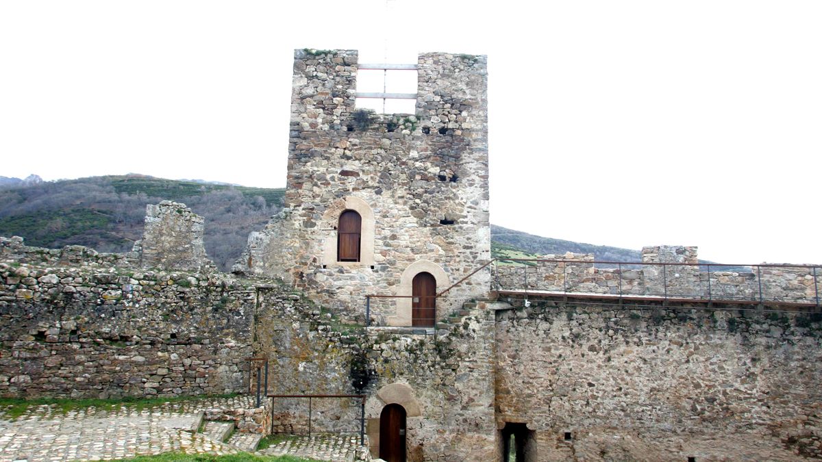 El castillo de Cornatel acoge la Casa Colgante como una de sus piezas más importantes. | ICAL