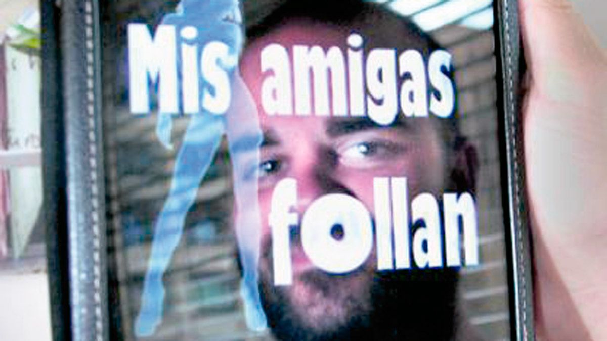 Sergio Jorge con su libro, que se puede adquirir en formato digital. | MAURICIO PEÑA