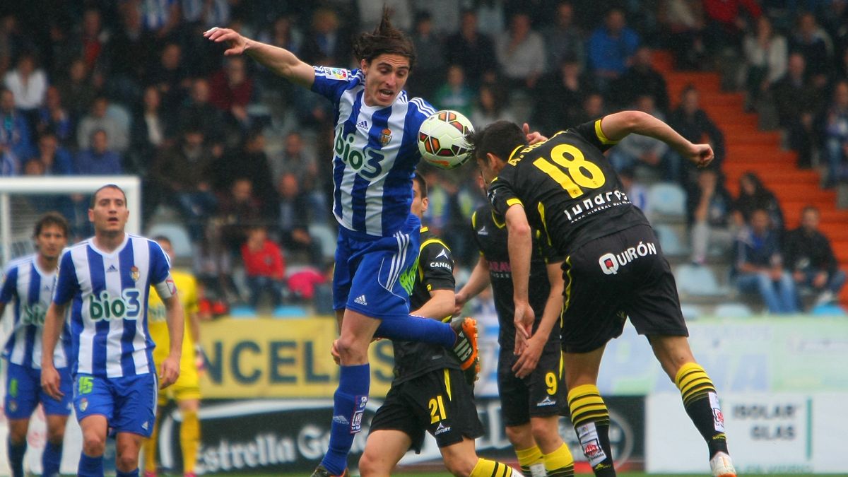 Imagen de un partido entre Ponferradina y Real Zaragoza en El Toralín. | C. SÁNCHEZ