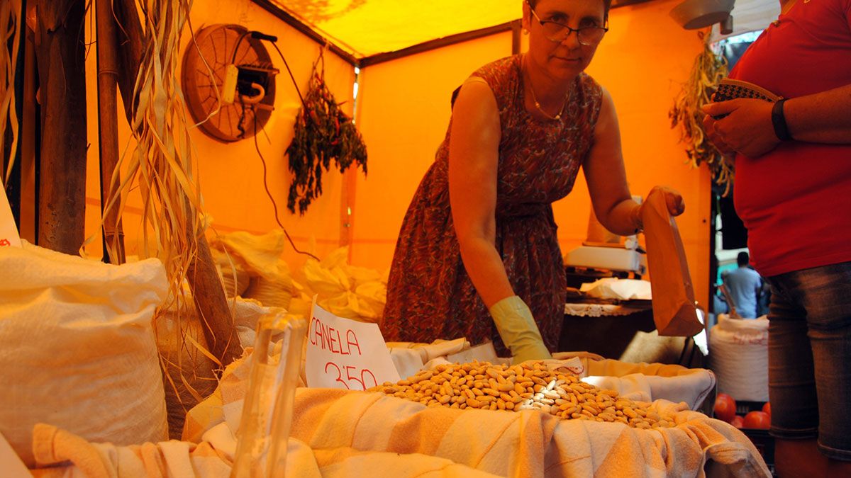 Un puesto de legumbres en un feria de La Bañeza. | ABAJO