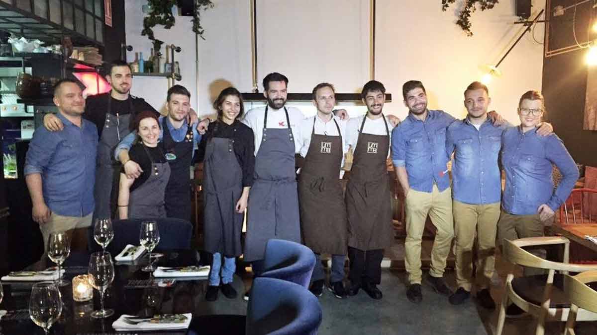 Del Blanco y Rodríguez, en el centro, rodeados de sus equipos de cocina y los camareros del gastrobar Clandestino.