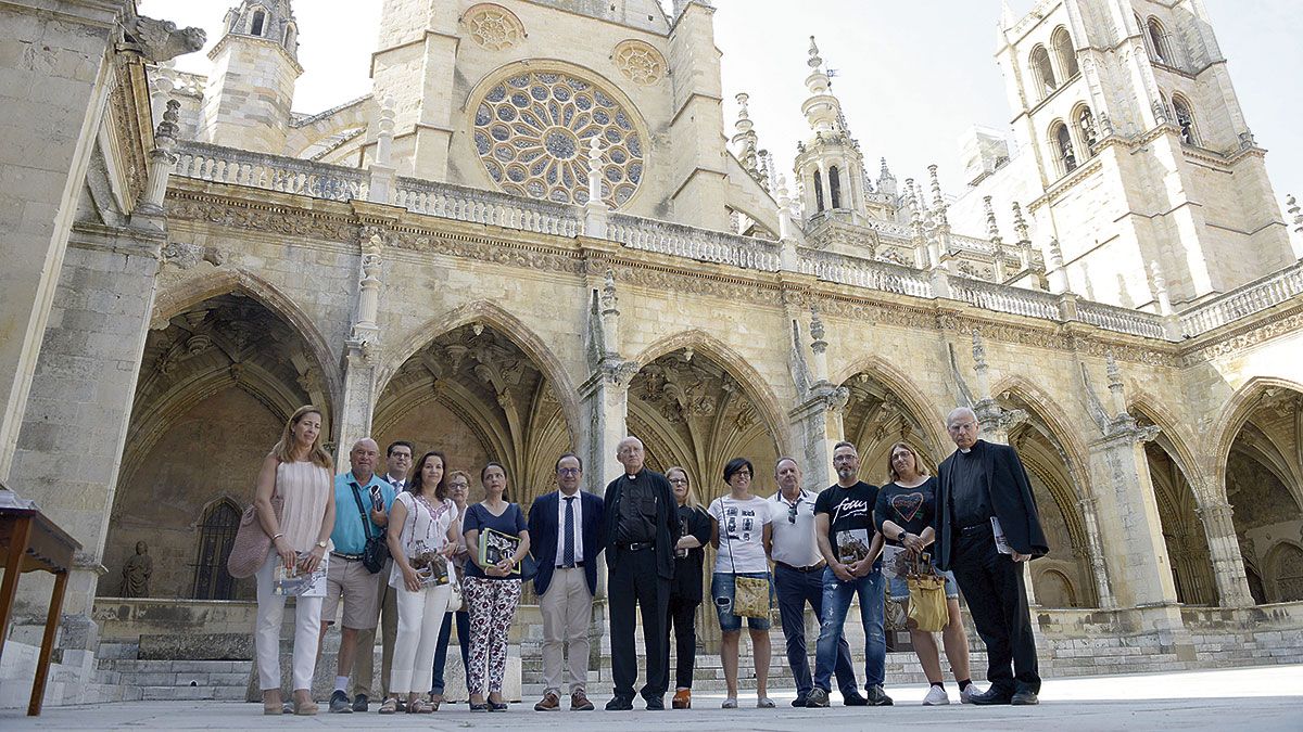 Representantes del Cabildo y la revista 'Catedral de de León' junto a algunos de los colaboradores de la séptima edición. | MAURICIO PEÑA