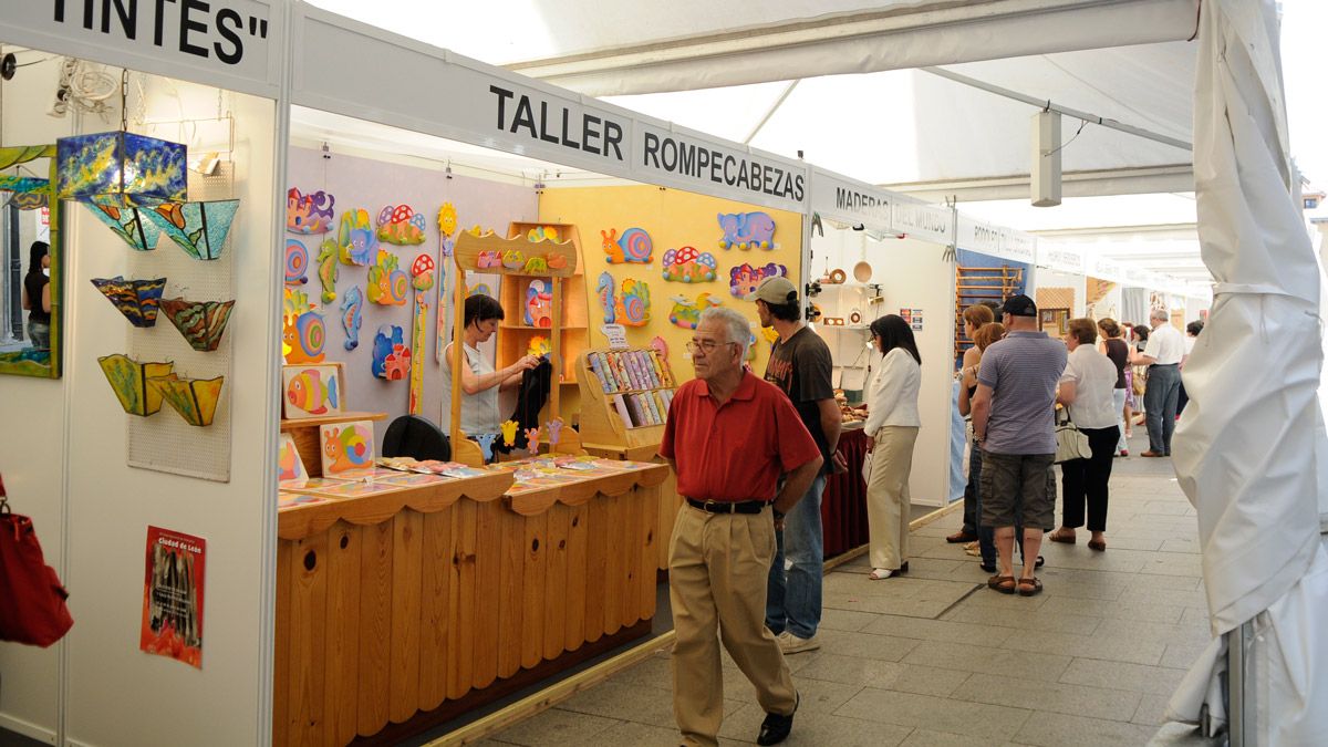 Expositores de la Feria de Artesanía Ciudad de León de la pasada edición. | MAURICIO PEÑA