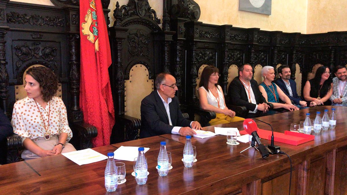 Un momento del pleno de constitución de la nueva corporación en Astorga este viernes. | SAÚL ARÉN