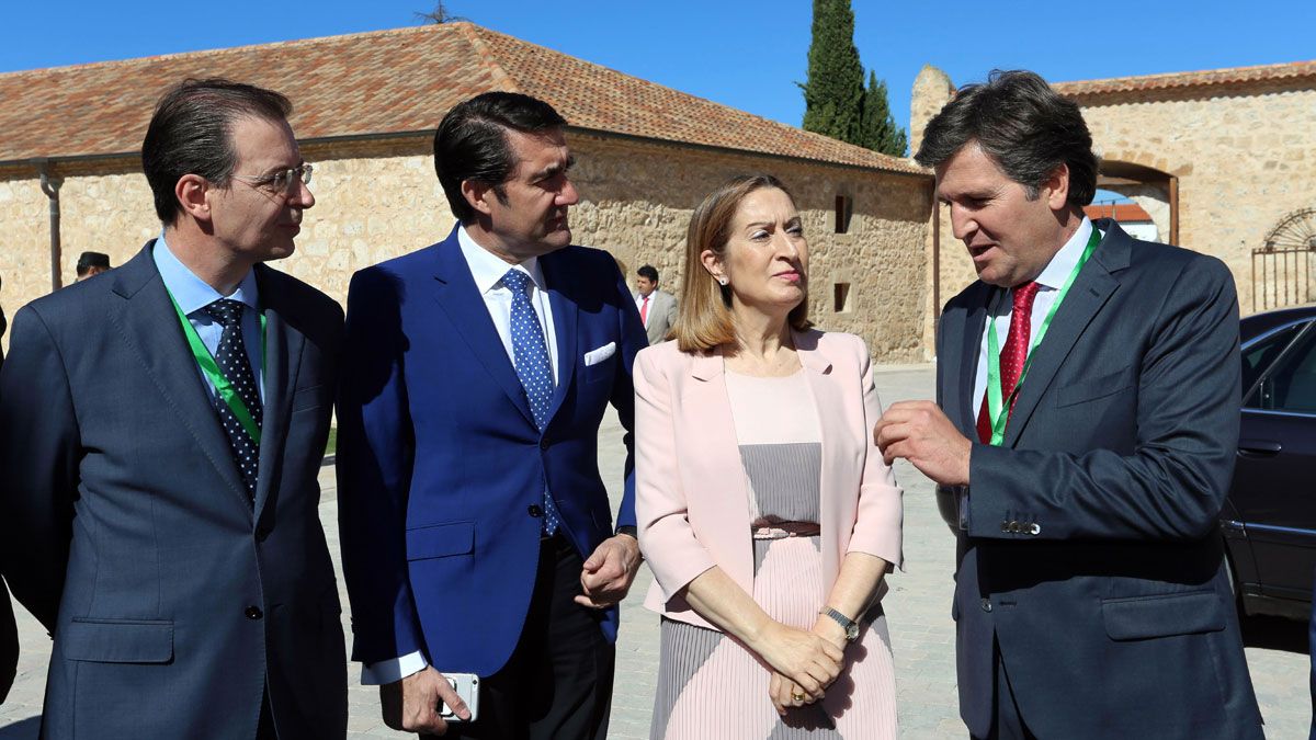 La ministra de Fomento, Ana Pastor, asiste a la inauguración del II Congreso de Empresa Familiar. Junto a ella, el presidente de Empresa Familiar, Alfonso Jiménez (D), el presidente del CES y Juan Carlos Suárez Quiñones. | ICAL