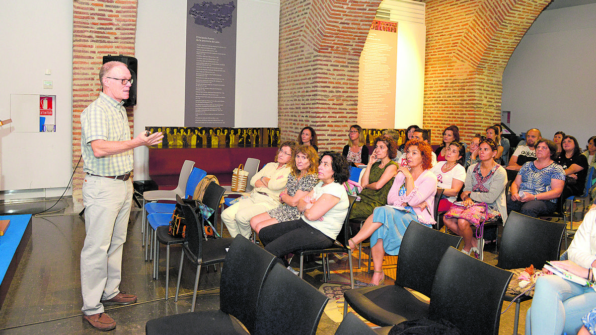 David Saldaña (Universidad de Sevilla) impartiendo el curso en el Palacio del Conde Luna | MAURICIO PEÑA