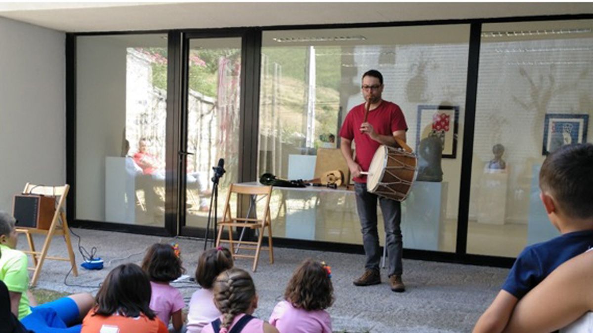 Rodrigo Martínez acompaña sus historias con numerosos instrumentos tradicionales, que toca y explica a los chavales. | L.N.C.