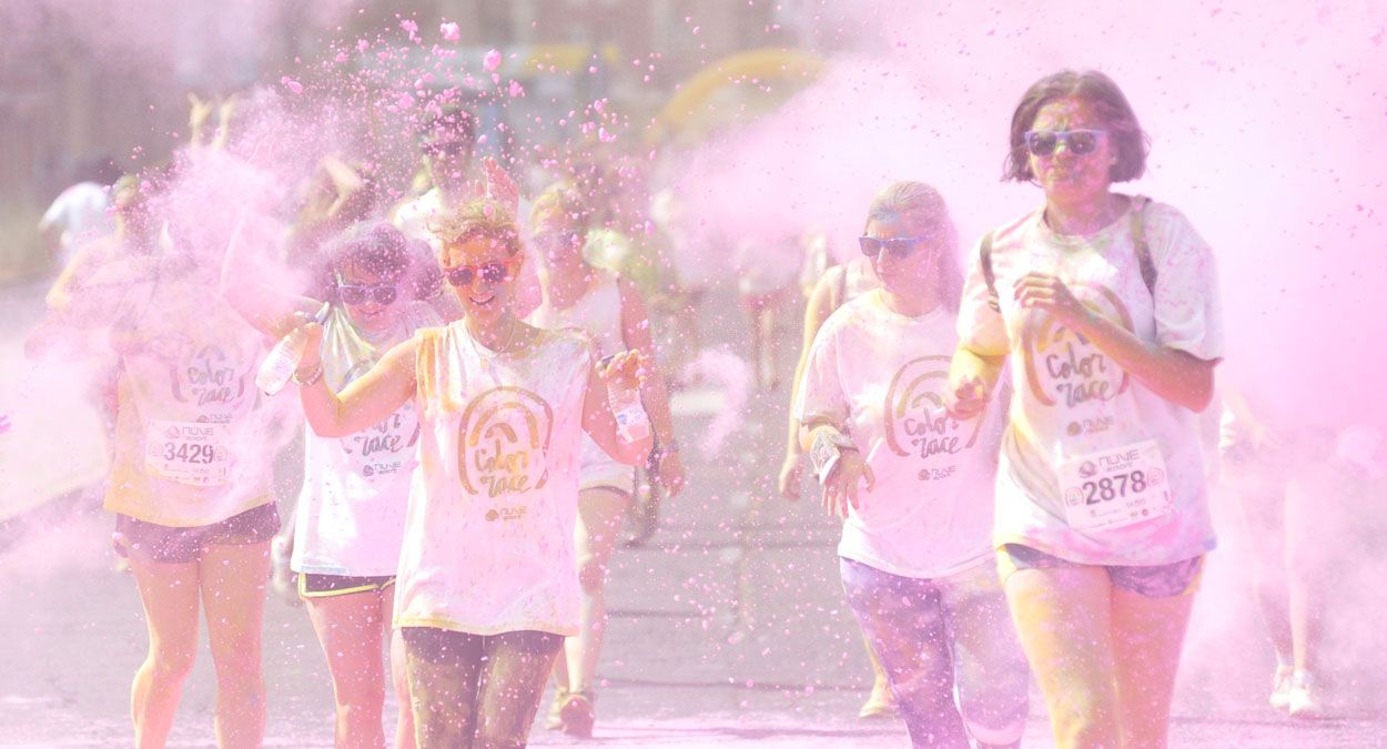 Paso por debajo de los arcos en la Color Race del año pasado en León.| DANIEL MARTIN